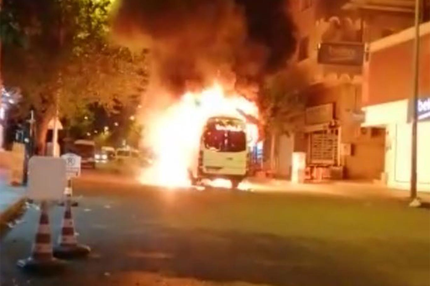 PKK/HDP yandaşları Diyarbakır'da şehir içi minibüsü yaktı